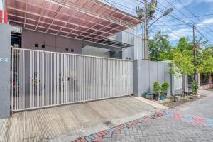 einen Zaun vor einem Haus in der Unterkunft RedDoorz near Surabaya Zoo in Surabaya