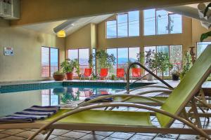 Bazén v ubytování Holiday Inn Hotel & Suites Osoyoos by IHG nebo v jeho okolí