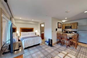 um grande quarto de hotel com uma cama e uma cozinha em Mountain Valley Lodge em Breckenridge