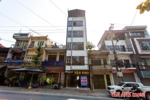 wysoki budynek po stronie ulicy w obiekcie Van Anh Motel w mieście Cốc Lếu