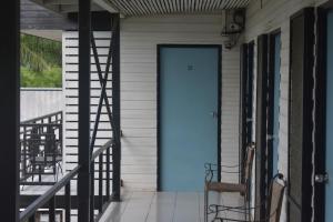 Hohola Apartments في بورت مورسبي: الباب الأزرق على جانب المنزل