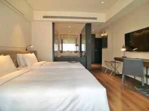 Rúm í herbergi á Hotel Mvsa+Michelin 2 Starred Molino de Urdàniz