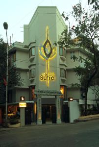 Ein Gebäude mit einem Schild, auf dem steht: in der Unterkunft Le Sutra Hotel, Khar, Mumbai in Mumbai