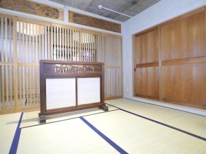 an empty room with a table and wooden doors at Shibuya神宮前 DAICHI&SOTEN in Tokyo