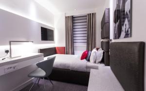 Llit o llits en una habitació de Henley House Hotel
