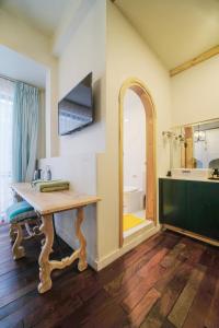 La salle de bains est pourvue d'une table en bois et d'un miroir. dans l'établissement Lacasa May, à Đà Lạt