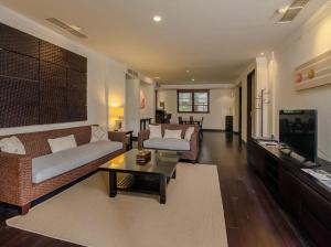 sala de estar con sofá y TV en Ruby Nusa Dua Bali, en Nusa Dua