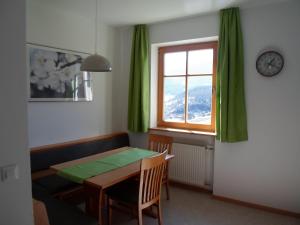 uma sala de jantar com uma mesa e uma janela em Stockerhof em San Lorenzo di Sebato