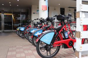 在新今宫旅舍内部或周边骑自行车
