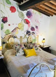 A bed or beds in a room at Borgo Fastelli - House in historical Borgo in Tuscany - Quercia Még 37 kép