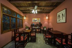 A restaurant or other place to eat at Yangshuo Mountain Nest Boutique Hotel