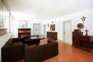 un soggiorno con divano e tavolo di Ostello AMDG a Venezia