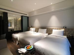 Rúm í herbergi á Hotel Mvsa+Michelin 2 Starred Molino de Urdàniz