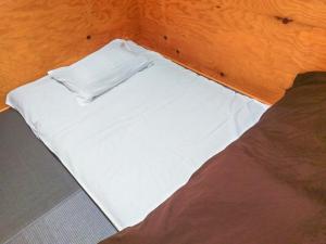 Postel nebo postele na pokoji v ubytování ゲストハウス高円寺純情ホテル -Guest House Koenji Junjo Hotel-