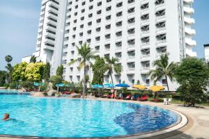 una piscina de hotel frente a un gran edificio en Grand Jomtien Palace Hotel - SHA Extra Plus, en Jomtien Beach