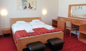 Un pat sau paturi într-o cameră la Diana Club Hotel