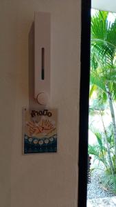 um sinal numa parede ao lado de uma porta em Kevin Resort em Thang Kwian