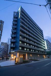 un gran edificio azul en el lateral de una calle en R&B Hotel Sendai Higashiguchi en Sendai