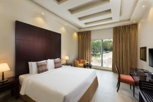 سرير أو أسرّة في غرفة في Millennium Central Al Mafraq