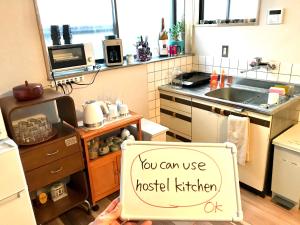 Una cocina o zona de cocina en Backpackers Hostel TSUBAMENOYADO