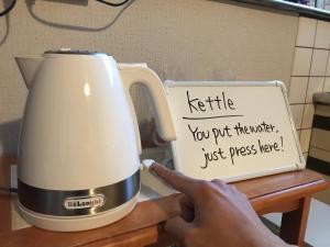 Utensilios para hacer té y café en Backpackers Hostel TSUBAMENOYADO