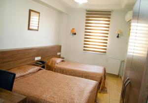 Ein Bett oder Betten in einem Zimmer der Unterkunft Yunus Hotel