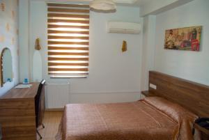 Ein Bett oder Betten in einem Zimmer der Unterkunft Yunus Hotel