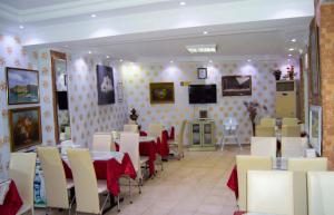 Ein Restaurant oder anderes Speiselokal in der Unterkunft Yunus Hotel 