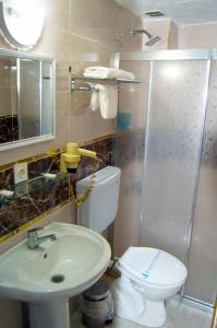 Ein Badezimmer in der Unterkunft Yunus Hotel