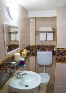 Ein Badezimmer in der Unterkunft Yunus Hotel