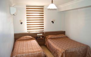 Ein Bett oder Betten in einem Zimmer der Unterkunft Yunus Hotel