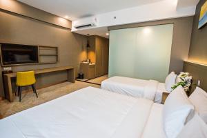 Postel nebo postele na pokoji v ubytování GRAND FLORA HOTEL
