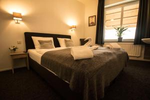 Un dormitorio con una cama con un cisne. en Le Bistro en Valkenburg