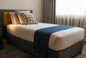 Кровать или кровати в номере Rainbow Towers Hotel & Conference Centre