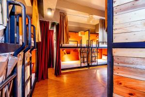 ThongLor Travellers Hostel and Cafe tesisinde bir ranza yatağı veya ranza yatakları