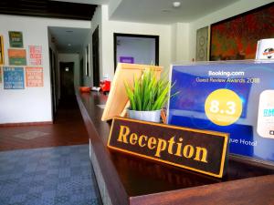 un mostrador de recepción con un cartel que diga recepción en Potpourri Boutique Hotel, en Johor Bahru