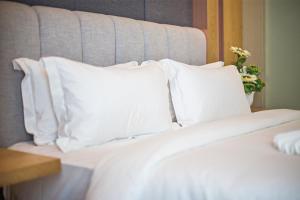Postel nebo postele na pokoji v ubytování GRAND FLORA HOTEL