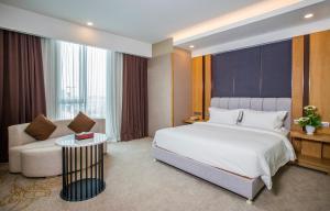 Tempat tidur dalam kamar di GRAND FLORA HOTEL