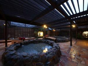 une grande chambre extérieure avec une grande piscine d'eau dans l'établissement Arima Kirari, à Kobe