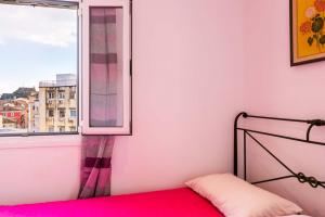 um quarto com uma cama e uma janela em La Casa Con La Vista Delle Fortezze by CorfuEscapes em Corfu Town
