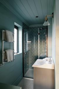un baño con lavabo y ducha en Retallack Resort & Spa, en Padstow