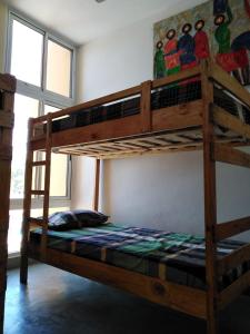 Ein Etagenbett oder Etagenbetten in einem Zimmer der Unterkunft Museu Mafalala B&B