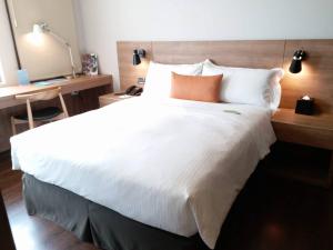 Postel nebo postele na pokoji v ubytování Just Sleep Kaohsiung Zhongzheng