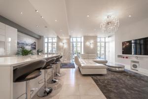 a living room with a bar and a couch at Le Reflet du Lac in Annecy