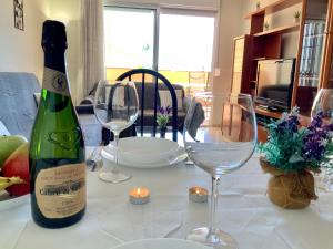 Nápoje v ubytovaní Apartamento de 2 dormitorios, gran terraza, vistas al mar cerca playa Carvajal