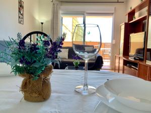 Televízia a/alebo spoločenská miestnosť v ubytovaní Apartamento de 2 dormitorios, gran terraza, vistas al mar cerca playa Carvajal
