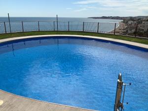 Bazén v ubytovaní Apartamento de 2 dormitorios, gran terraza, vistas al mar cerca playa Carvajal alebo v jeho blízkosti
