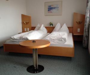 Postel nebo postele na pokoji v ubytování Hotel Ahorni