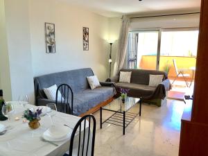 Posedenie v ubytovaní Apartamento de 2 dormitorios, gran terraza, vistas al mar cerca playa Carvajal