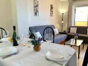 Posedenie v ubytovaní Apartamento de 2 dormitorios, gran terraza, vistas al mar cerca playa Carvajal
